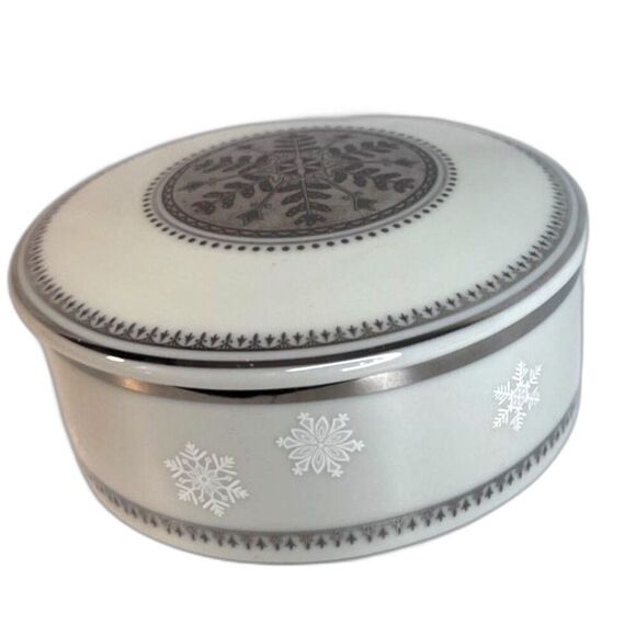 Mikasa Fine China White Christmas Covered Candy Trinket Dish L3242 Snowflake - Picture 1 of 9